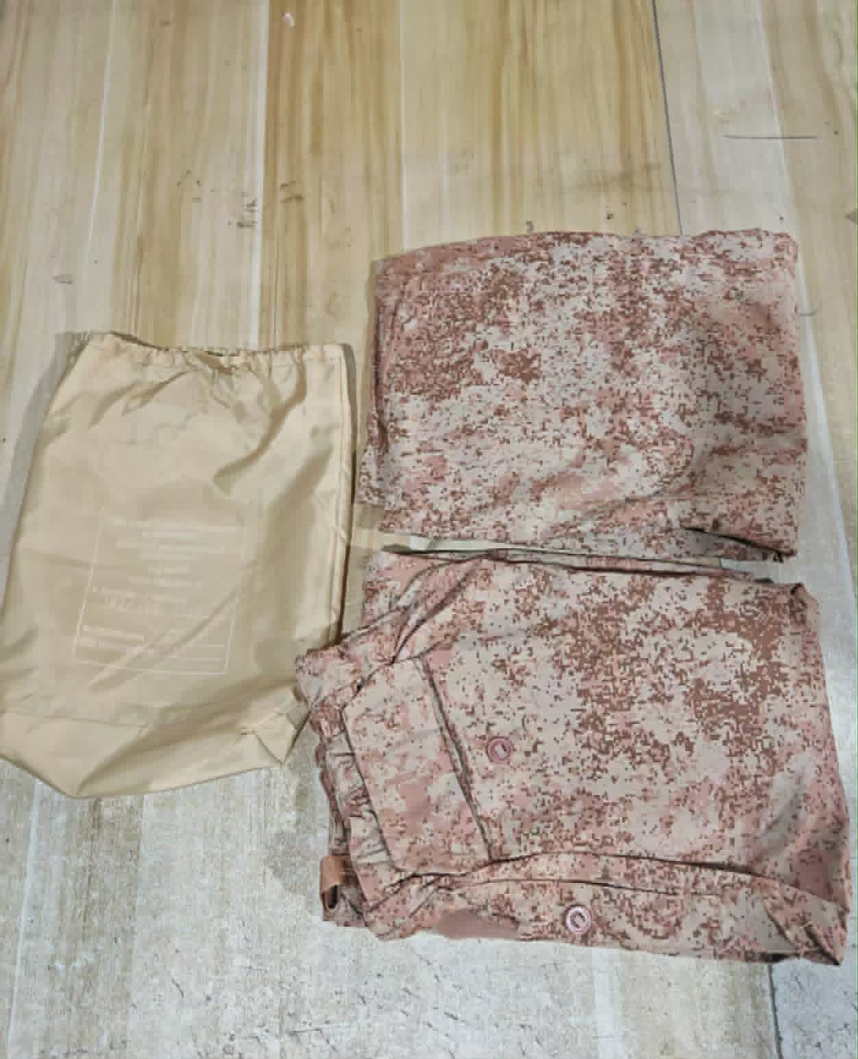 DESERT 6SH122 Oversuit. Reversible masking suit in desert color variations.